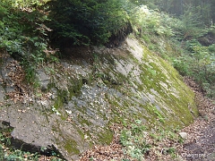 Le granite mis à nu au bord du chemin, une roche très dure